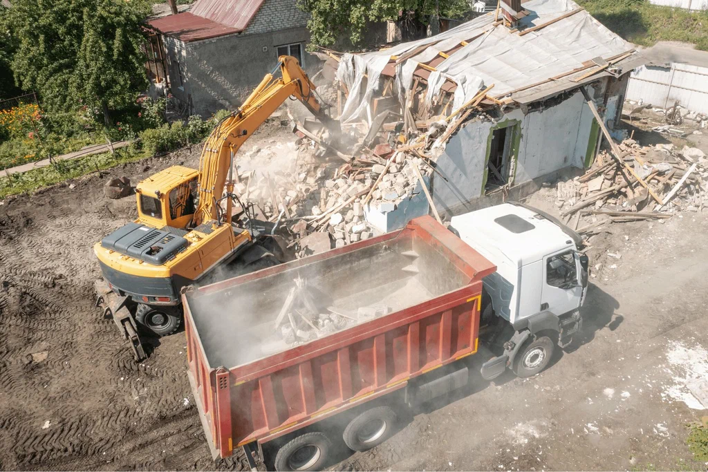 Вывоз мусора после сноса зданий с выездом в Новосибирске в октябре