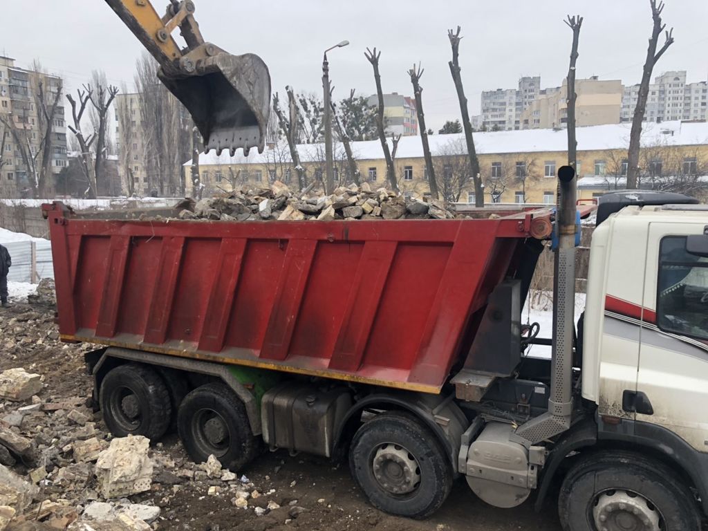 Вывоз мусора Камазом в Новосибирске в октябре