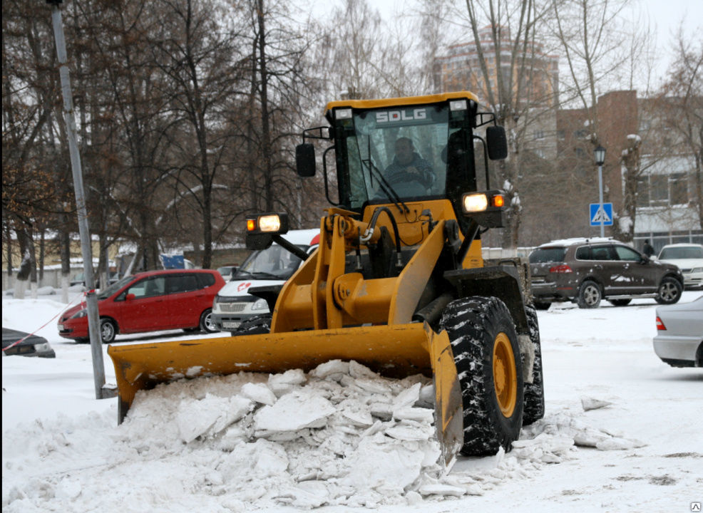 Аренда трактора для уборки снега в Новосибирске от ПроМусор – цена от 1017 руб., быстро и недорого