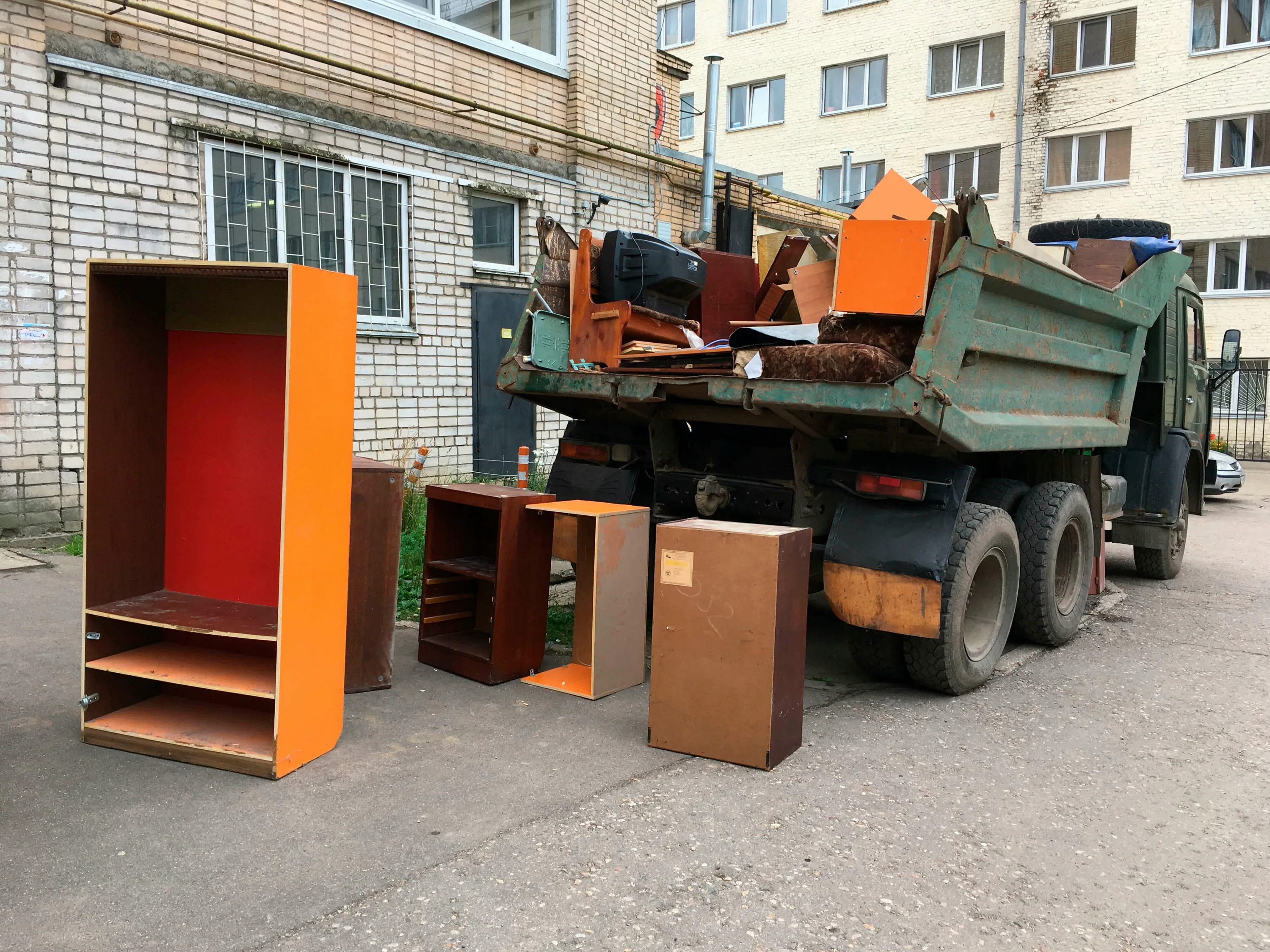 Утилизация старой мебели с вывозом и разбором в Новосибирске в октябре