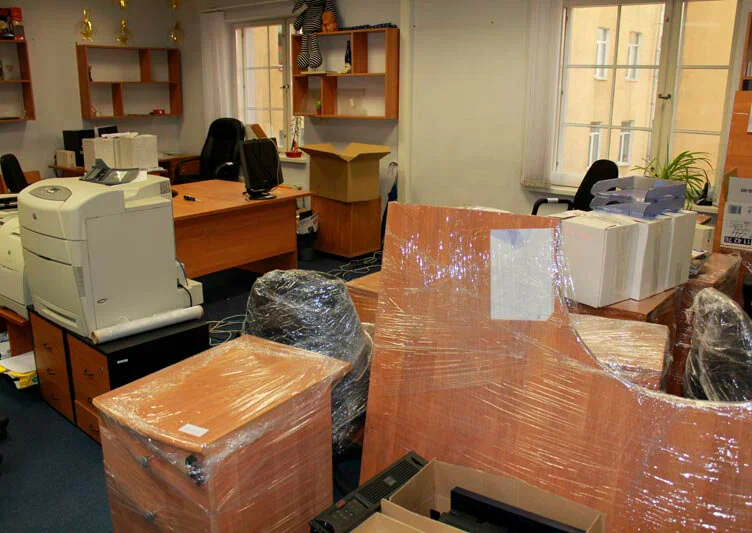Вывоз старой офисной мебели в Новосибирске в октябре