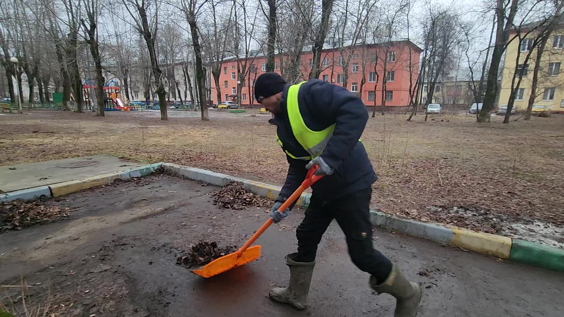 Уборка территорий в Новосибирске в октябре