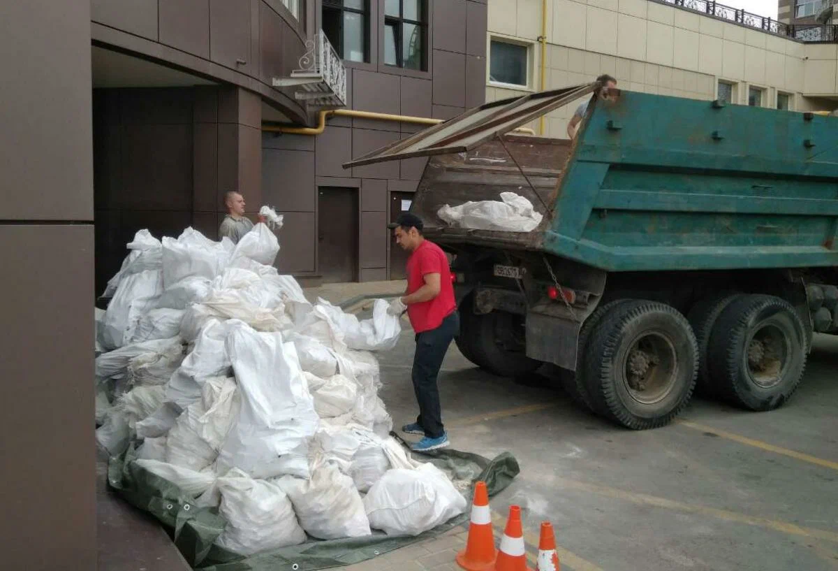 Вывоз мусора из подвала в Новосибирске от ПроМусор – уборка, разбор завалов и очистка, цены от 2440 руб
