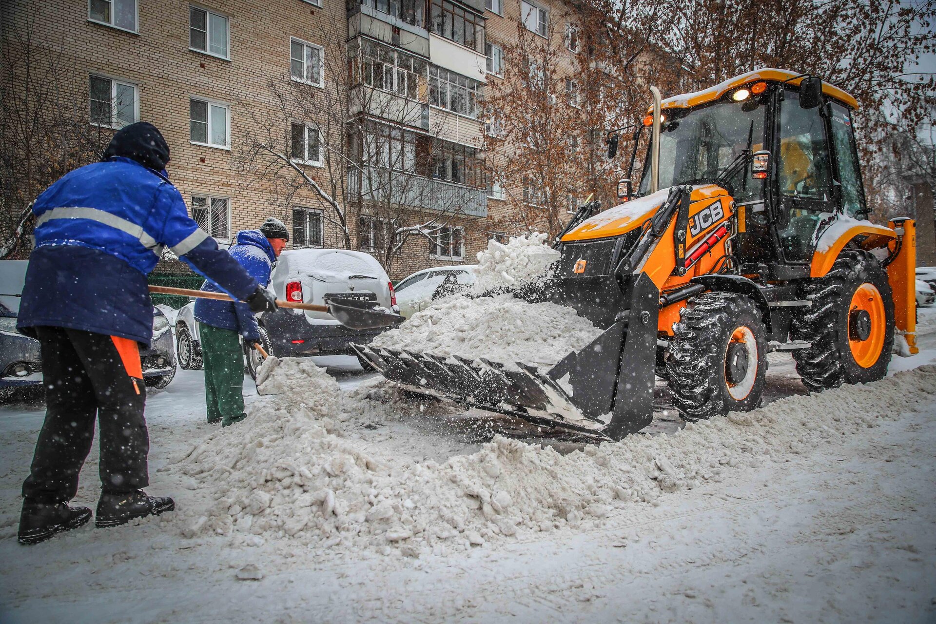 Очистка дворов от снега и наледи в Новосибирске — уборка снега, трактор и ручная, цены от 508 руб. | ПроМусор