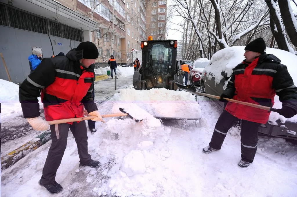 Очистка дворов от снега с гарантией результата в Новосибирске в октябре
