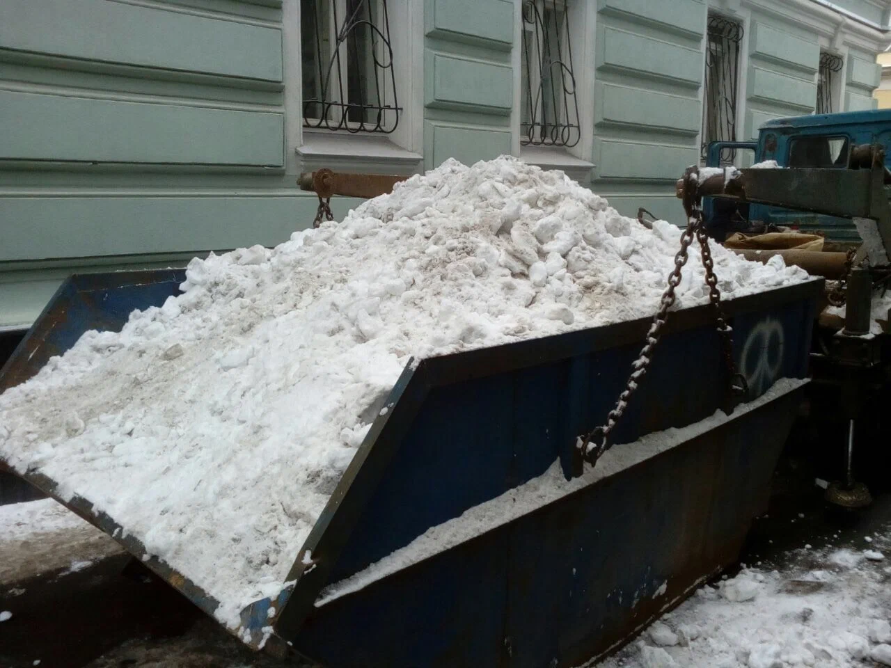Вывоз снега контейнерами в Новосибирске в октябре